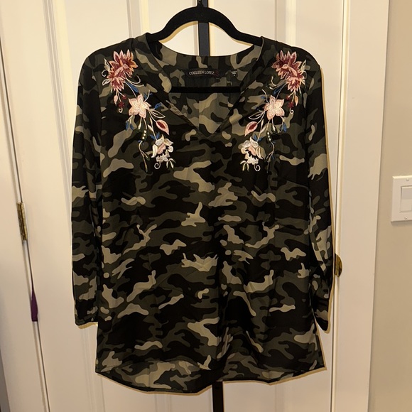 Colleen Lopez Embroidered Camo Top NEW - Picture 7 of 8